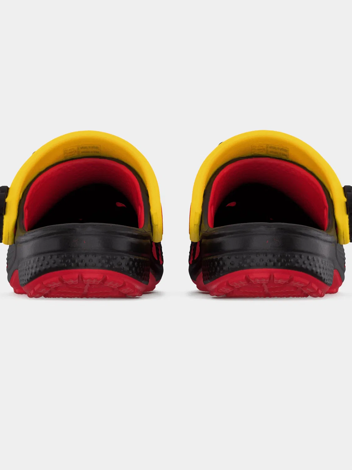 Сандалии Crocs Микки Маус черного цвета — фото 2