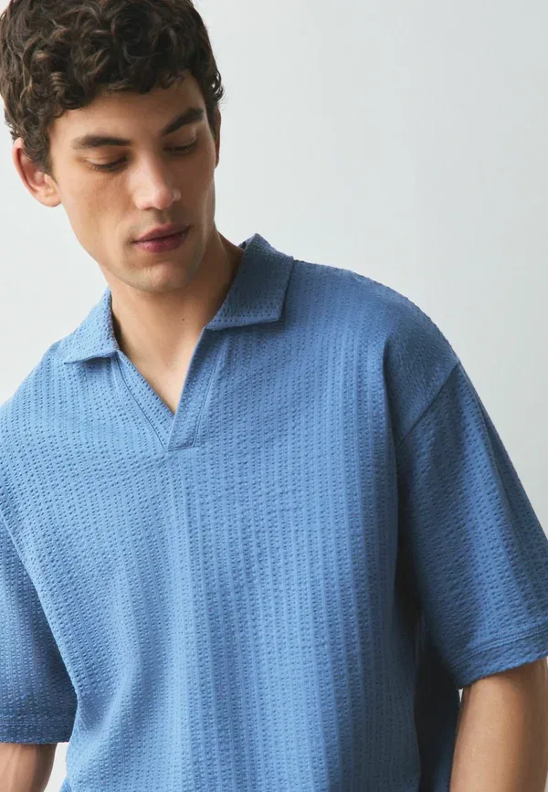 Футболка поло Next, Regular fit seersucker trophy neck textured polo shirt, синий — фото 4