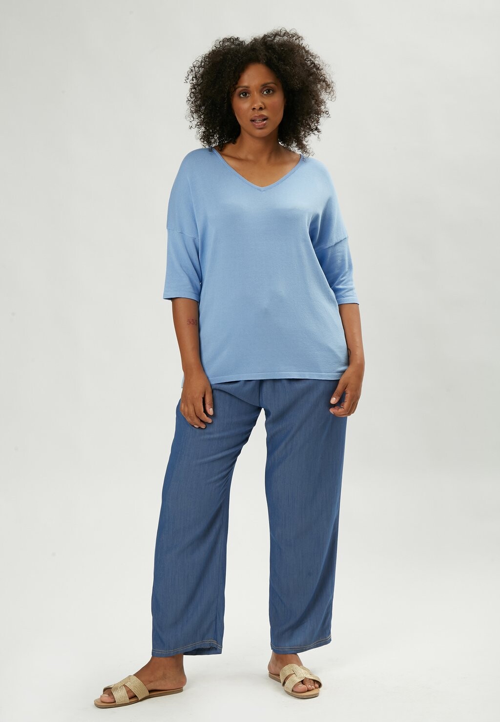 

Базовая футболка WIDE V-NECK Maison Form'elle, светло-голубой