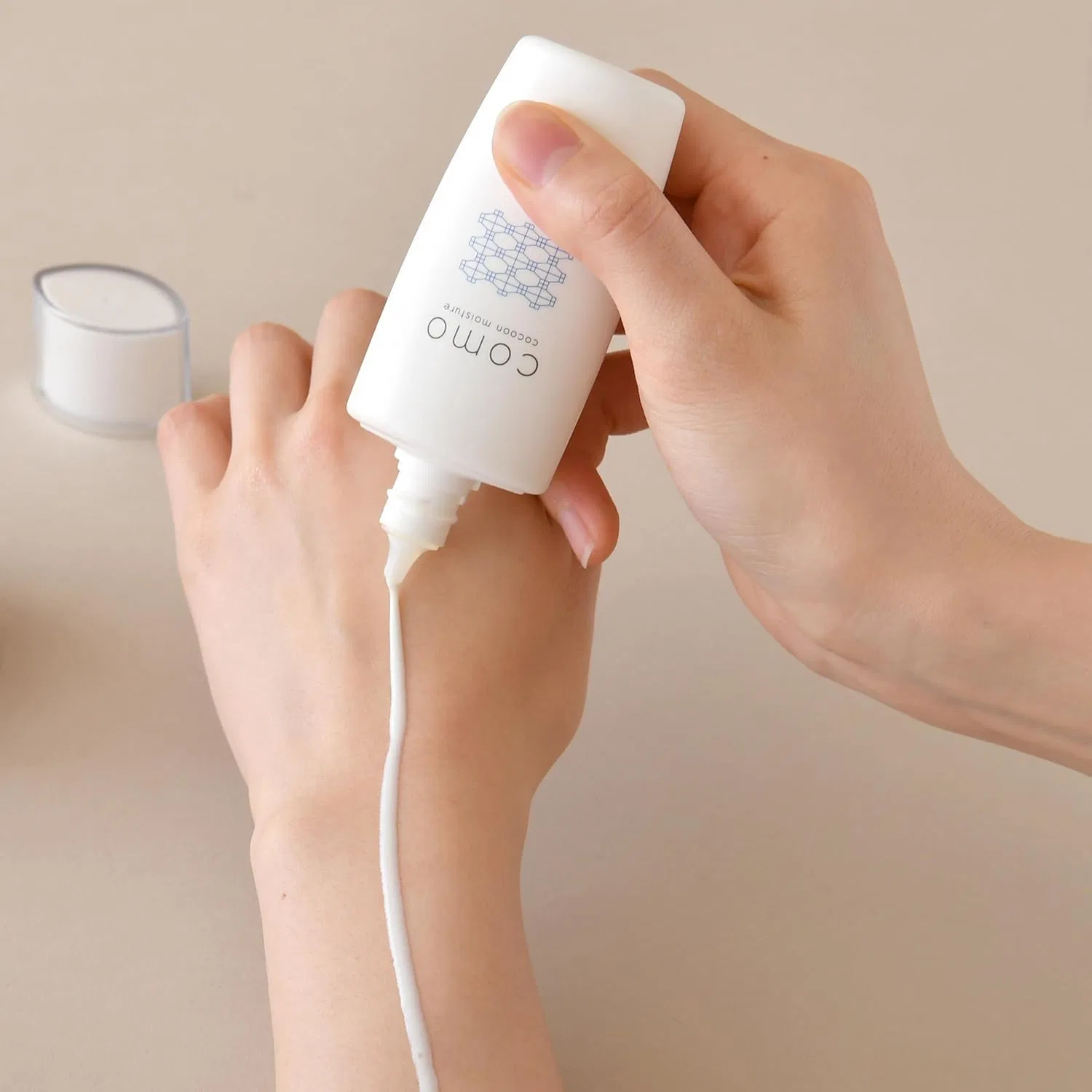 Солнцезащитное молочко Como Ace Cocoon Moist UV Protection SPF50+ PA++++, 50 мл, белый Comoace — фото 2