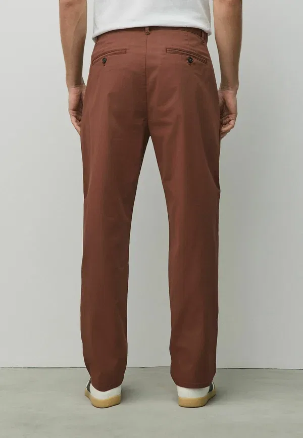 Брюки чинос Next, Regular tapered fit cotton rich stretch chinos, ржаво-коричневый — фото 2