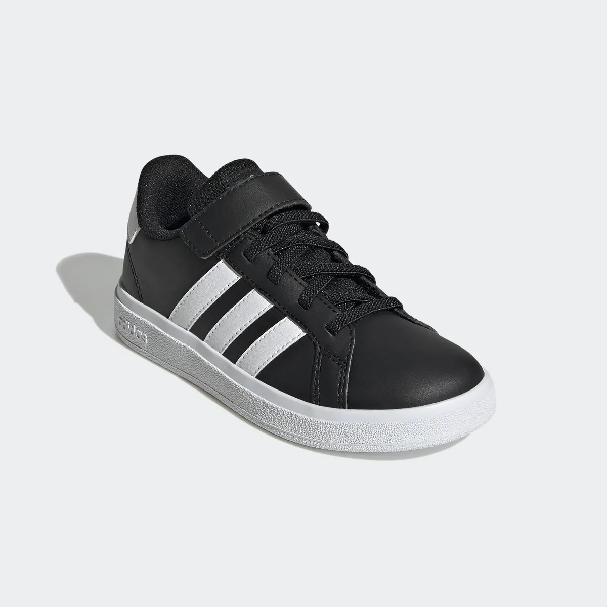 

Кроссовки Adidas Sportswear "GRAND COURT COURT ELASTIC LACE AND TOP STRAP", дизайн по стопам суперзвезды Adidas, цвет Core Black / Cloud White / Core Black