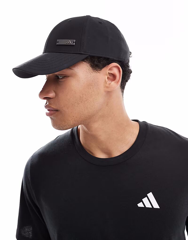 

Черная бейсболка с металлической пластиной от Adidas Training Adidas Performance