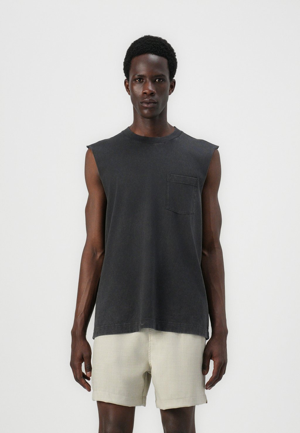 

Майка MAY1 BOXY CUTOFF POCKET TANK WASH WEBEX Hollister Co., черный