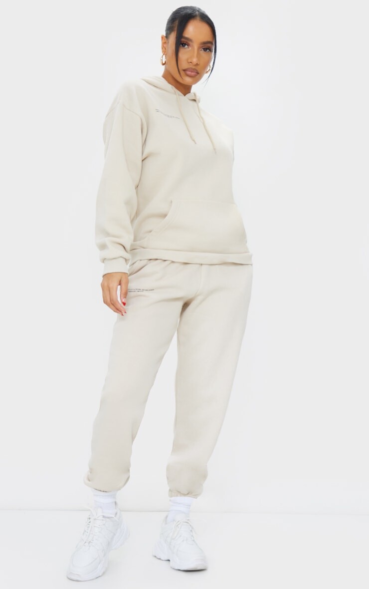 

PrettyLittleThing Logo Sand Est 2012 Джоггеры с манжетами