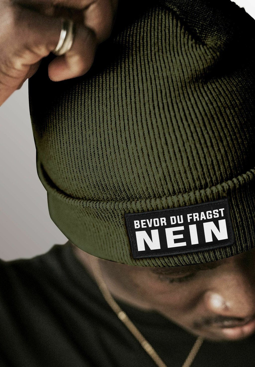 

Шапка PATCH MIT SPRUCH BEVOR DU FRAGST NEIN AUFDRUCK LUSTIG MoonWorks, оливковый