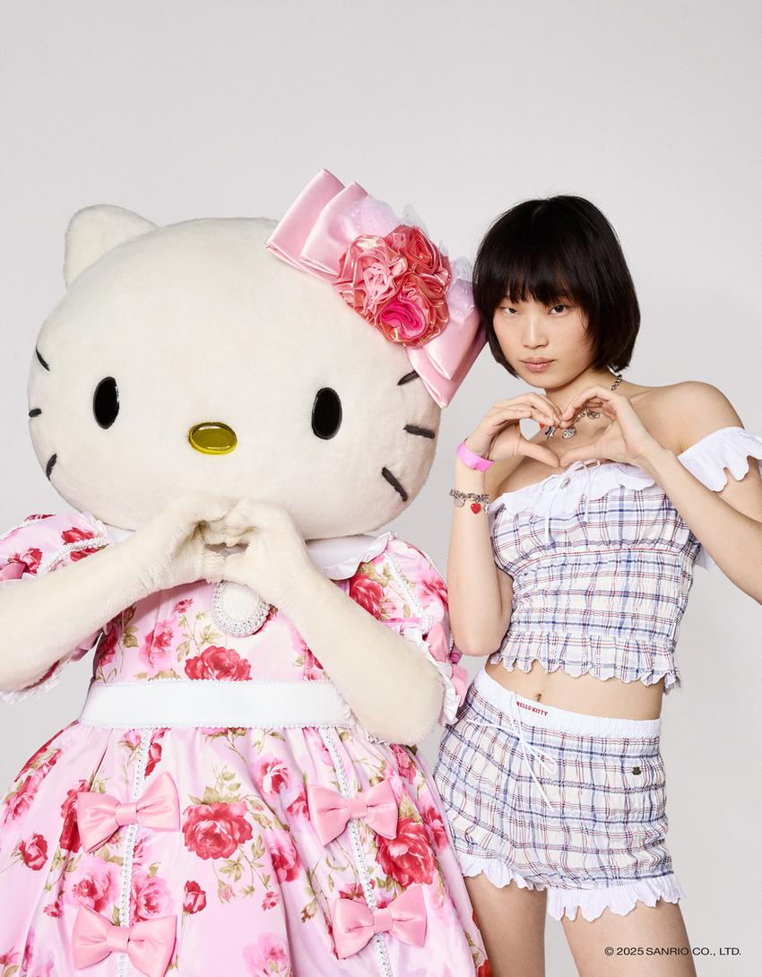 

Топ Hello Kitty в клетку с кружевной отделкой Bershka, синий