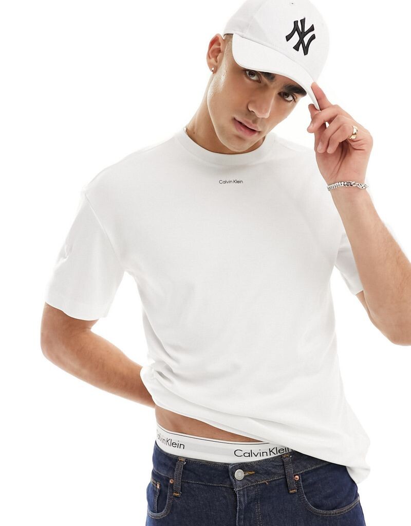 

Белая футболка с нано-логотипом Calvin Klein