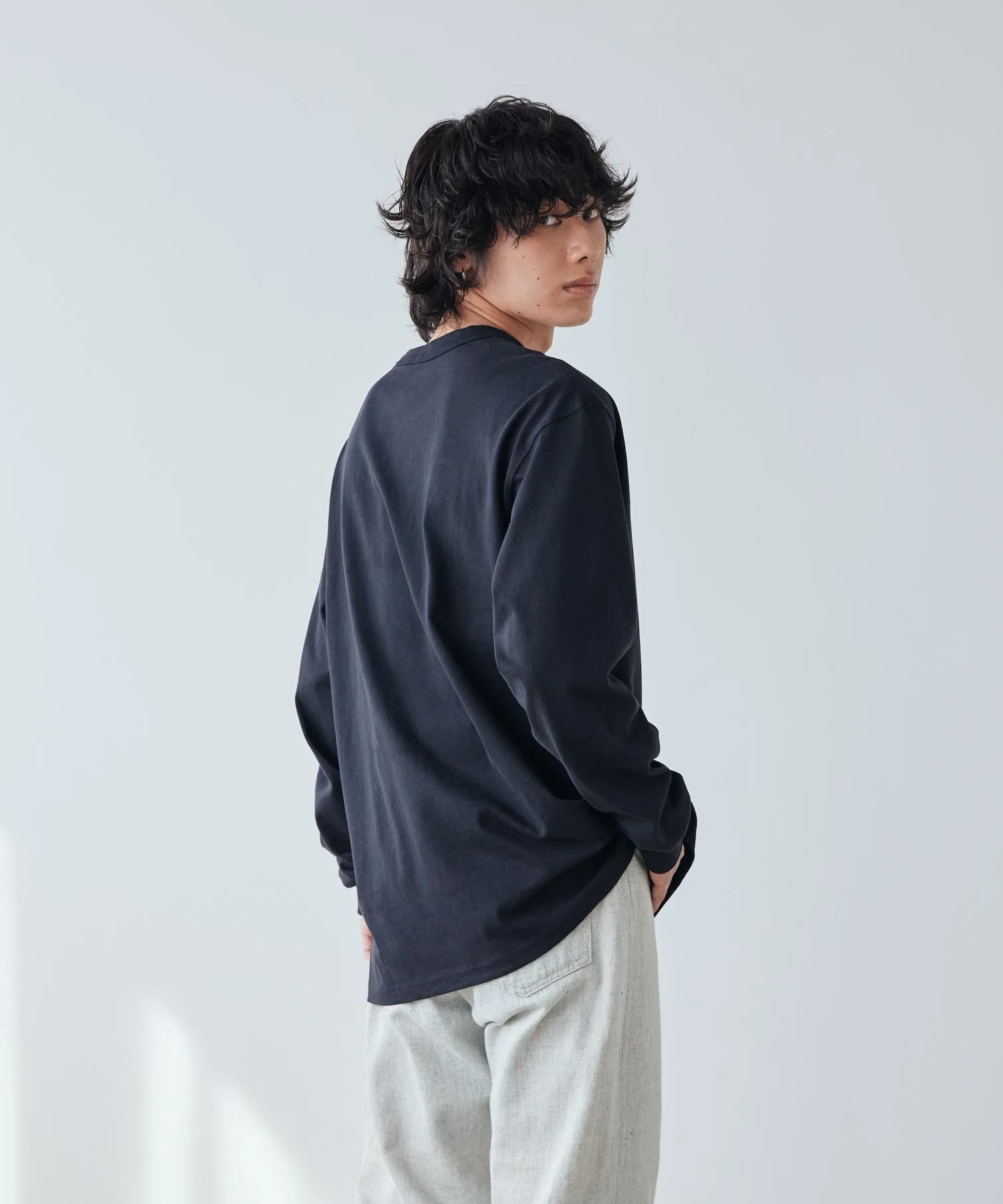 Мужская футболка с длинным рукавом Nike Sportswear Premium Essentials IH1128-010 чёрная — фото 3