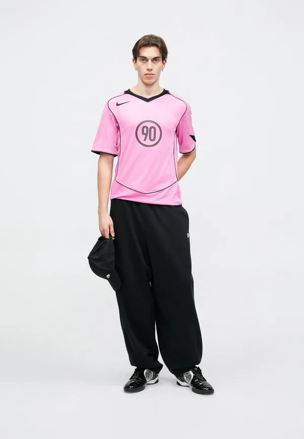 Футболка с принтом «энергия» Nike Sportswear, Playful Pink/Black — фото 3