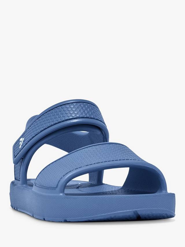 Детские сандалии Iqushion с задней застежкой и перламутровым покрытием FitFlop, Rocket Blue — фото 2