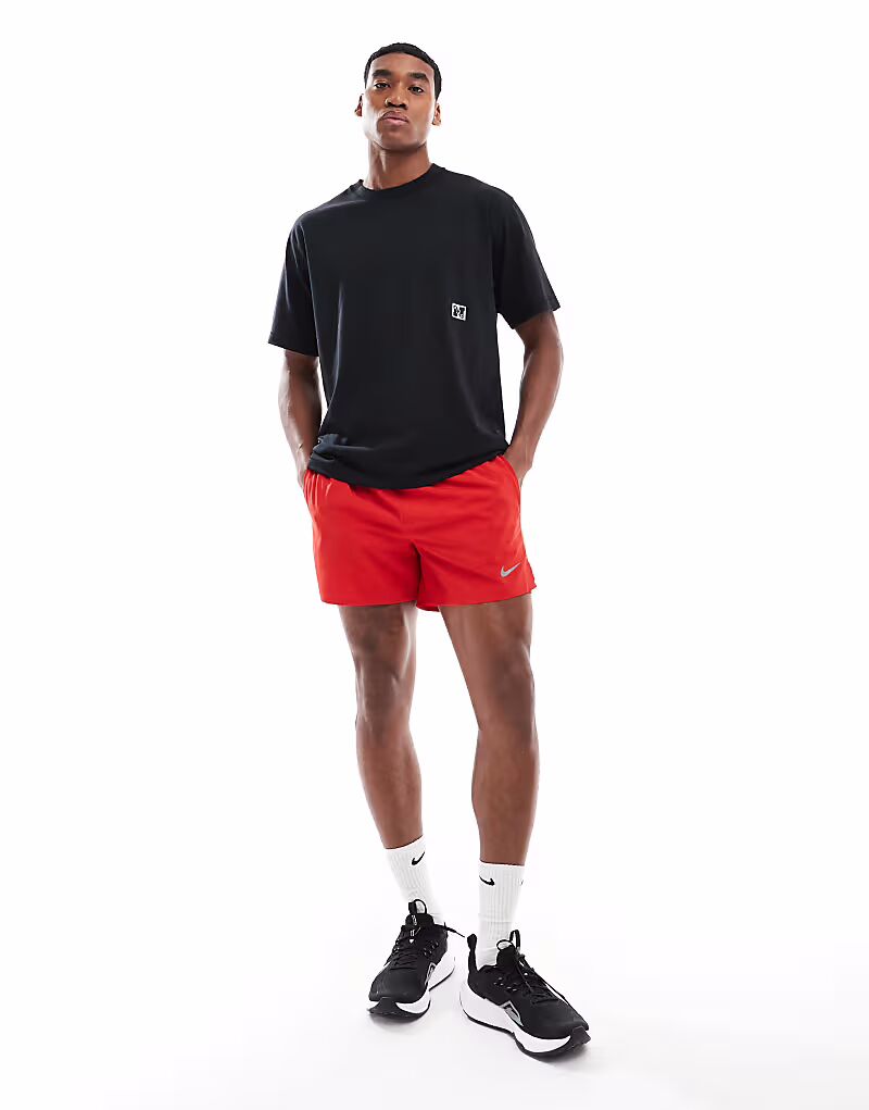 

Шорты Nike Running Challenger Dri-FIT 5 дюймов 2 в 1 красного цвета