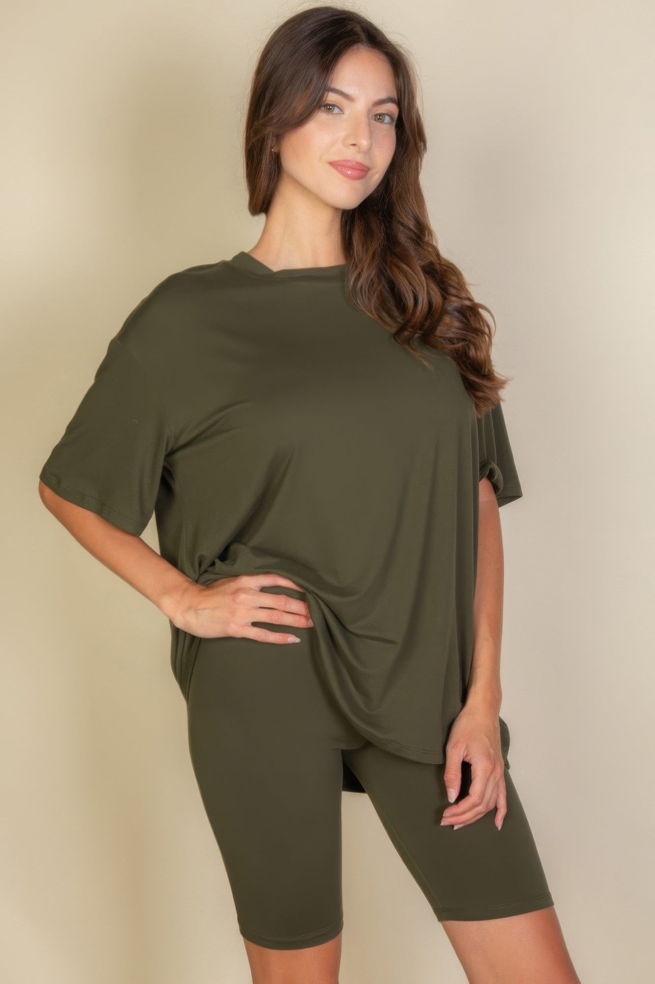 

Женский комплект с просторным топом и велошортами TRUEDAMES, оливковый