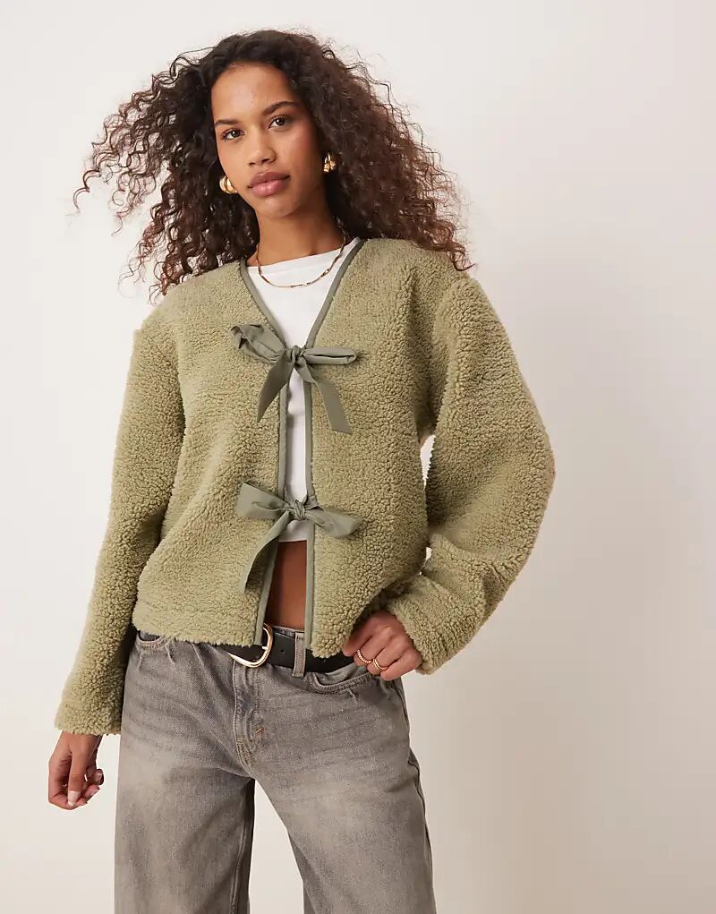 

Жилет-тедди ASOS DESIGN с деталями в виде галстука-бабочки в цвете шалфейно-зеленый