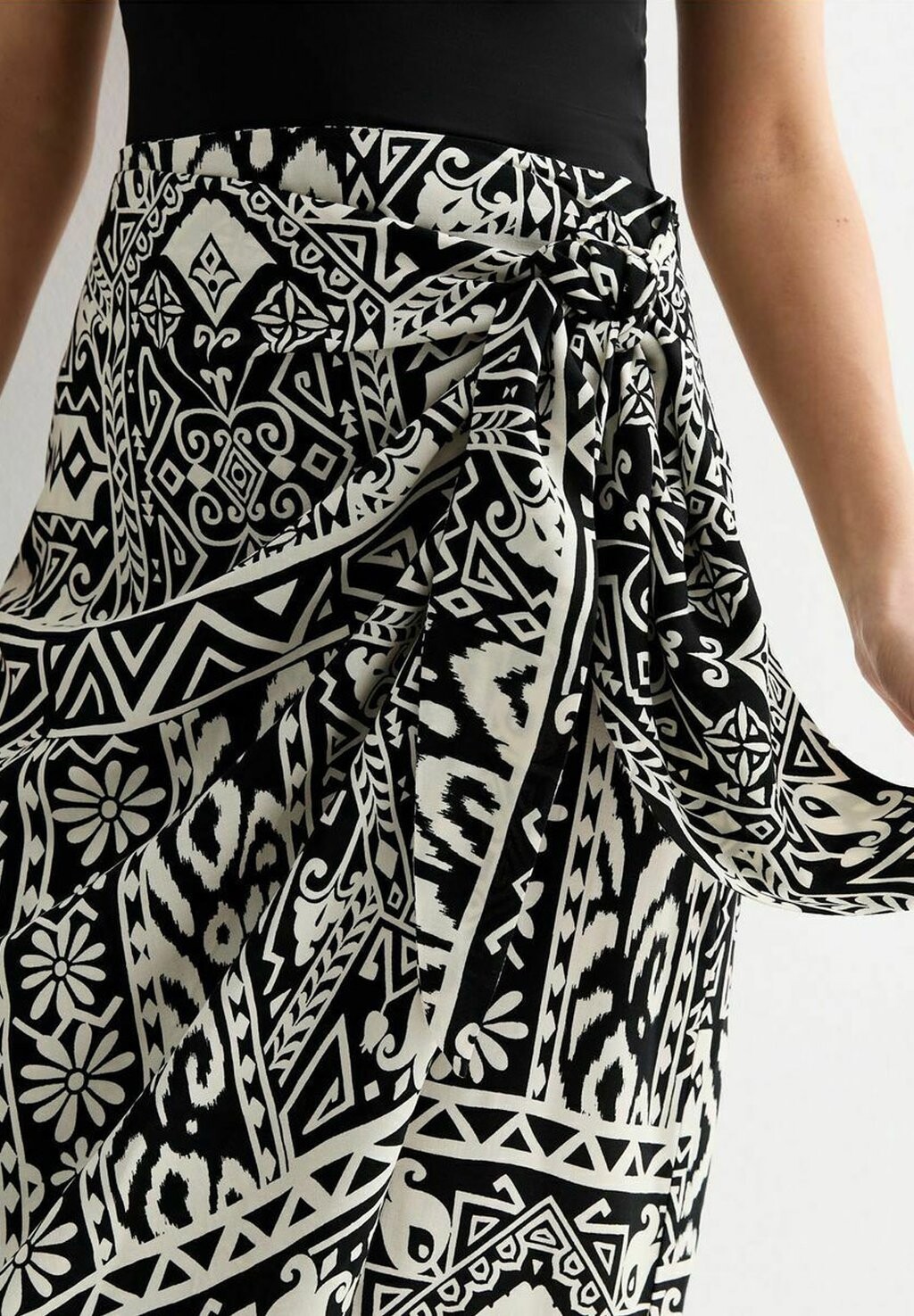

Юбка с запахом ABSTRACT PRINT SARONG MIDI New Look, черный