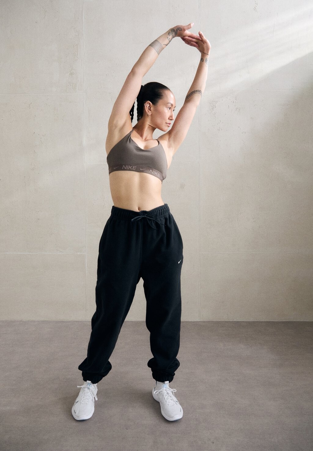 

Спортивный бюстгальтер с легкой поддержкой INDY BRA Nike, серо-коричневый
