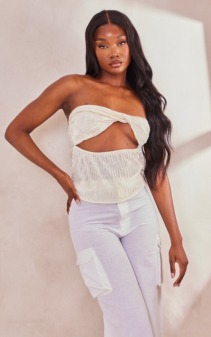 

PrettyLittleThing Высокий кремовый атласный укороченный топ-бандо с текстурой