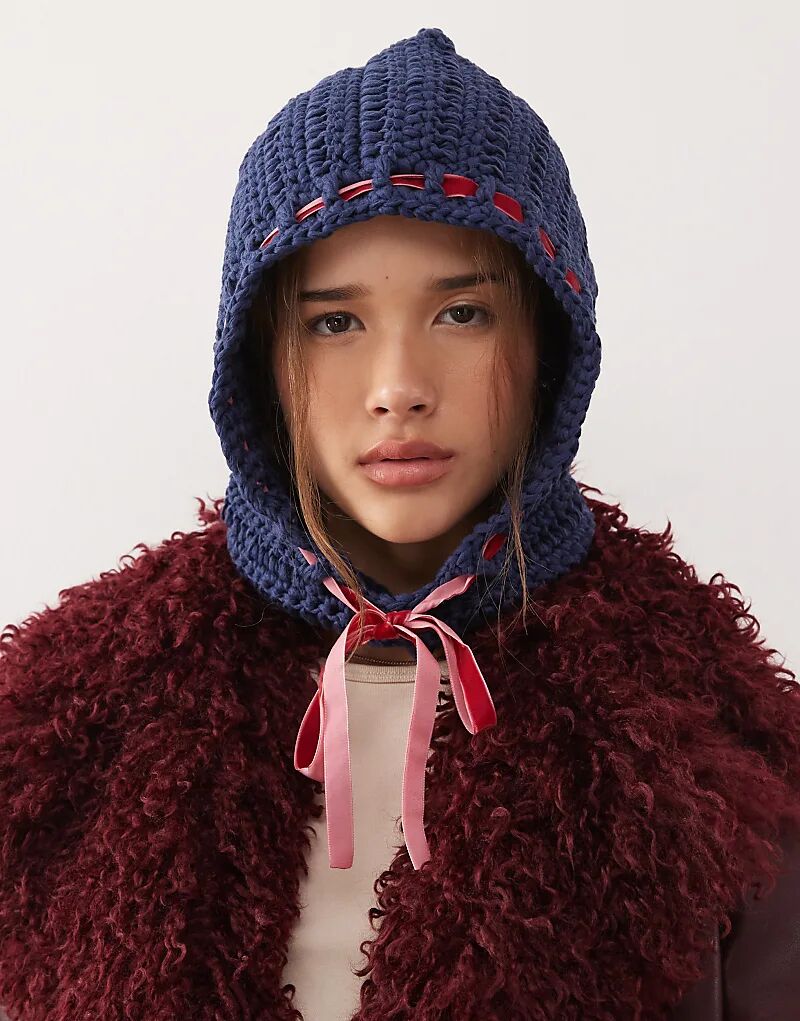 

Вязаная крючком шапочка Reclaimed Vintage с бархатной отделкой и бантом в темно-синем и красном цветах.