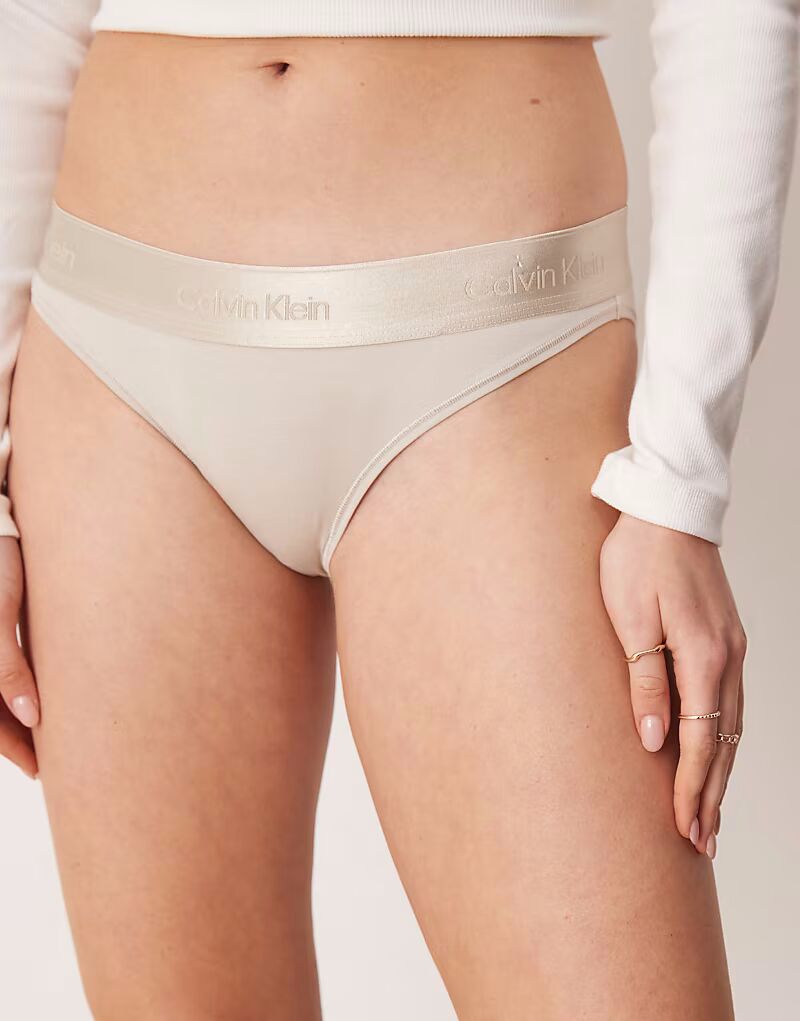 

Трусики-бикини Calvin Klein Modern Cotton с металлическим логотипом в кремовом цвете