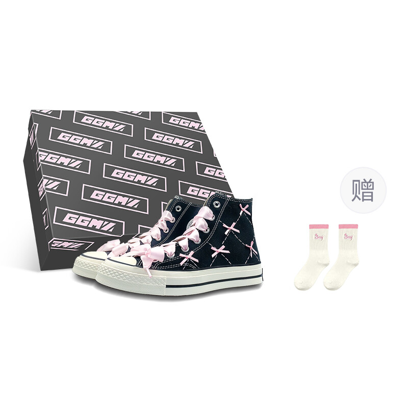 

1970-е годы. Кеды унисекс с высоким берцем, черные/розовые. Converse
