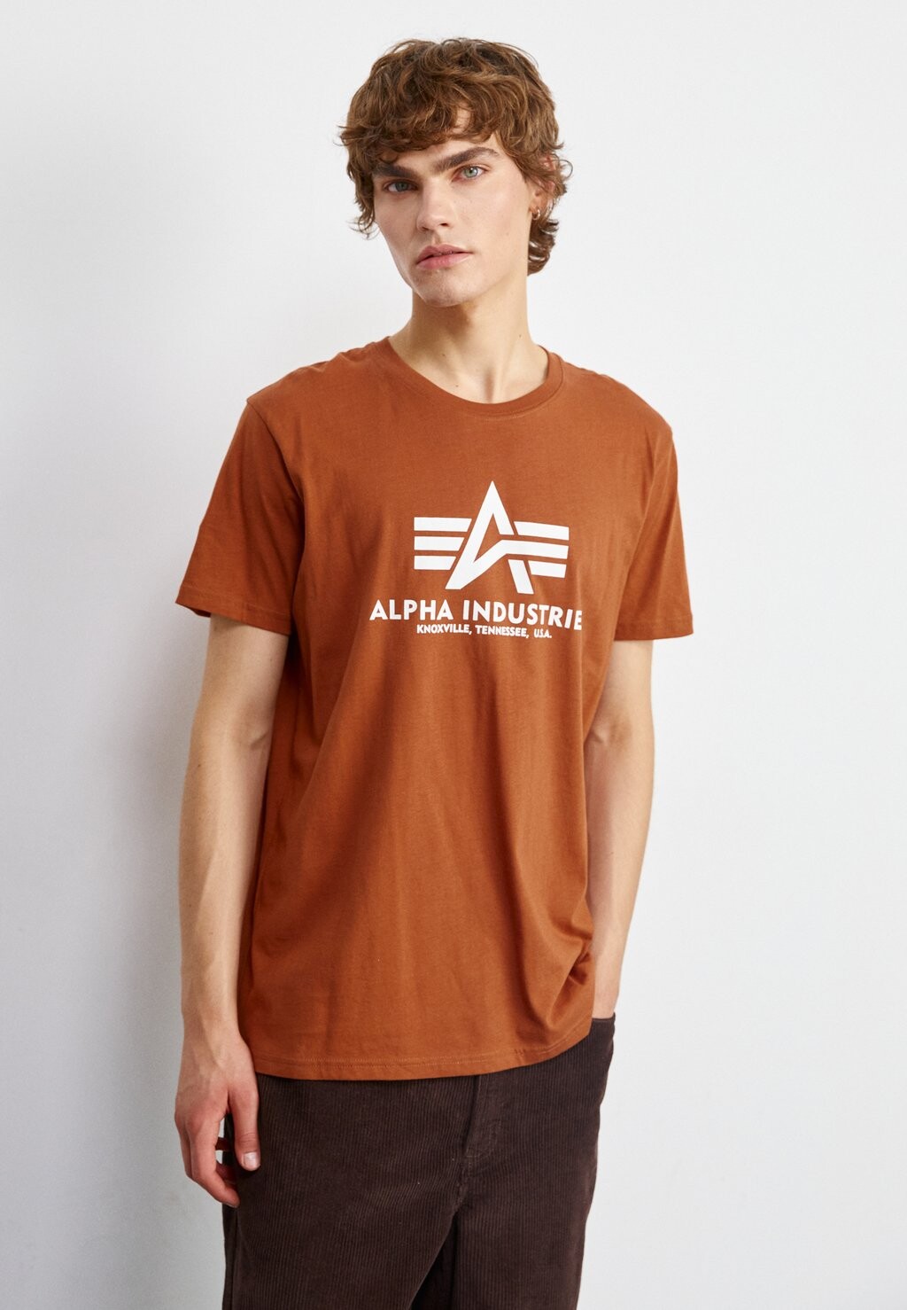 

Футболка с принтом Alpha Industries, орехово-коричневая, Коричневый, Футболка с принтом Alpha Industries, орехово-коричневая