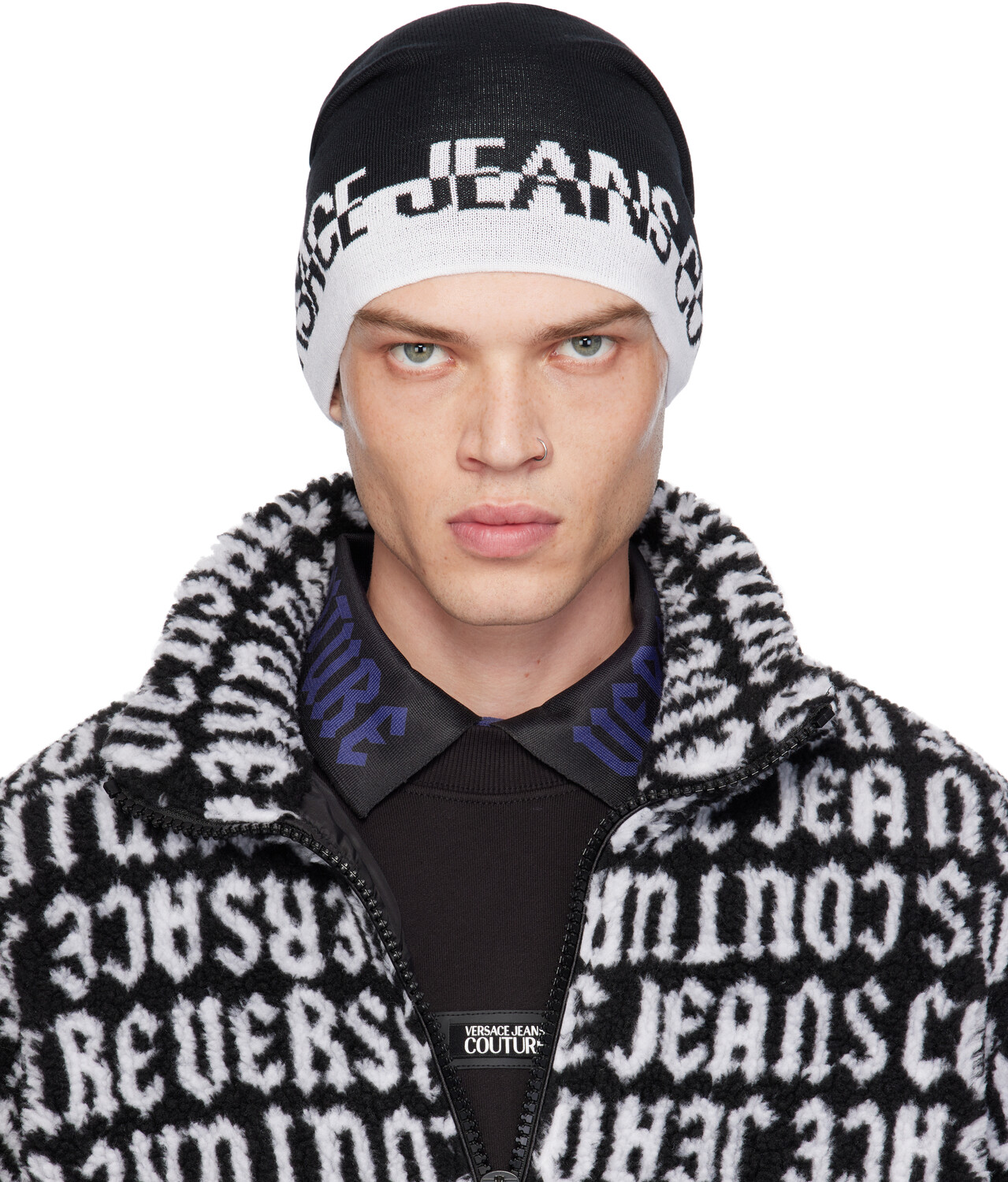 

Черная шапка с логотипом Versace Jeans Couture
