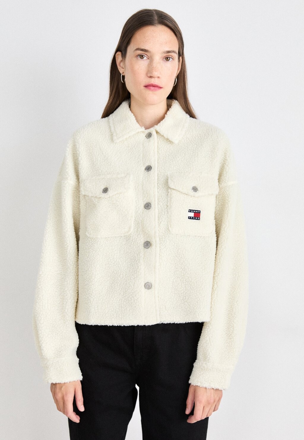 

Зимняя куртка BADGE OVERSHIRT Tommy Jeans, белый