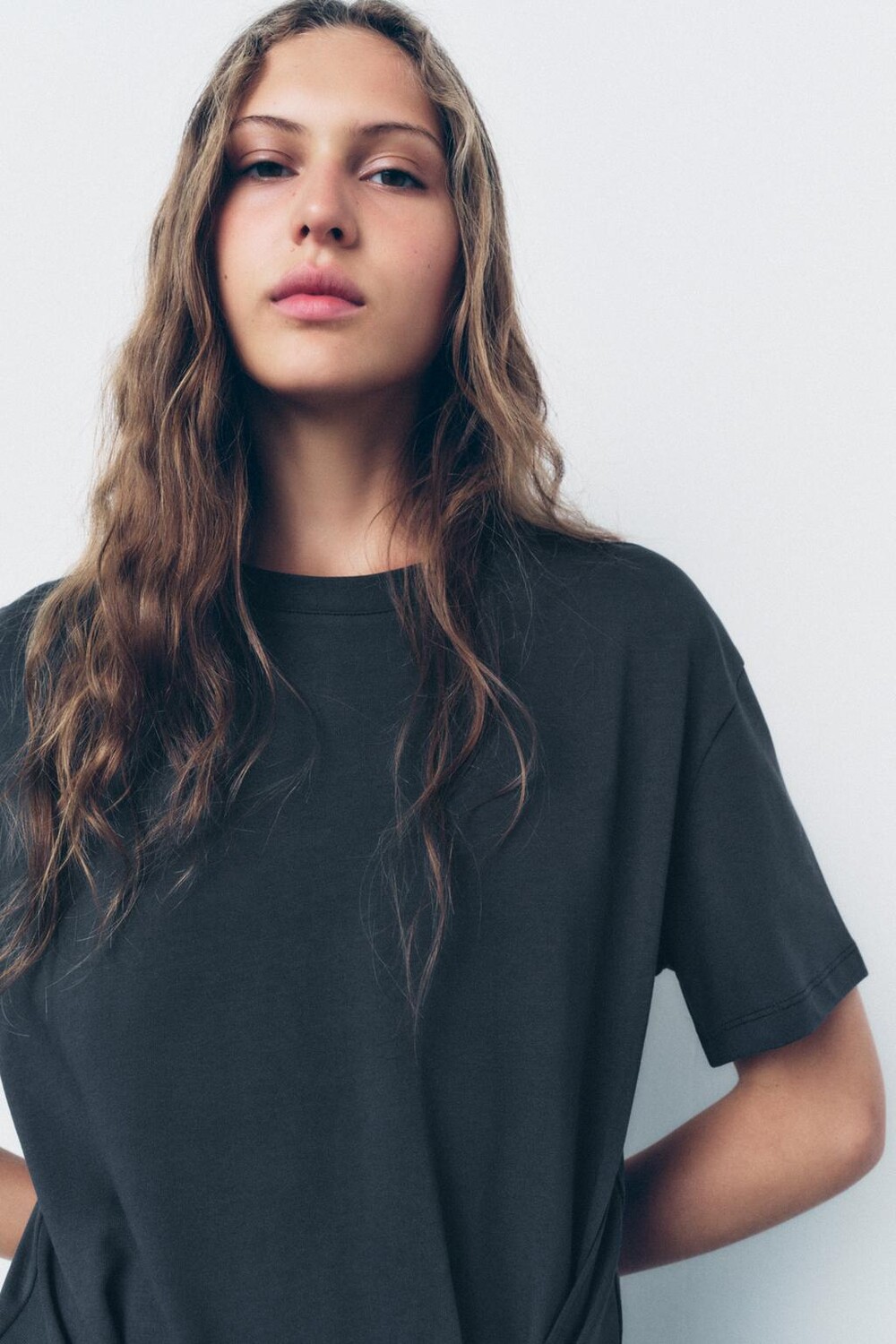 

Футболка из хлопка с узлом ZARA, угольно-серый