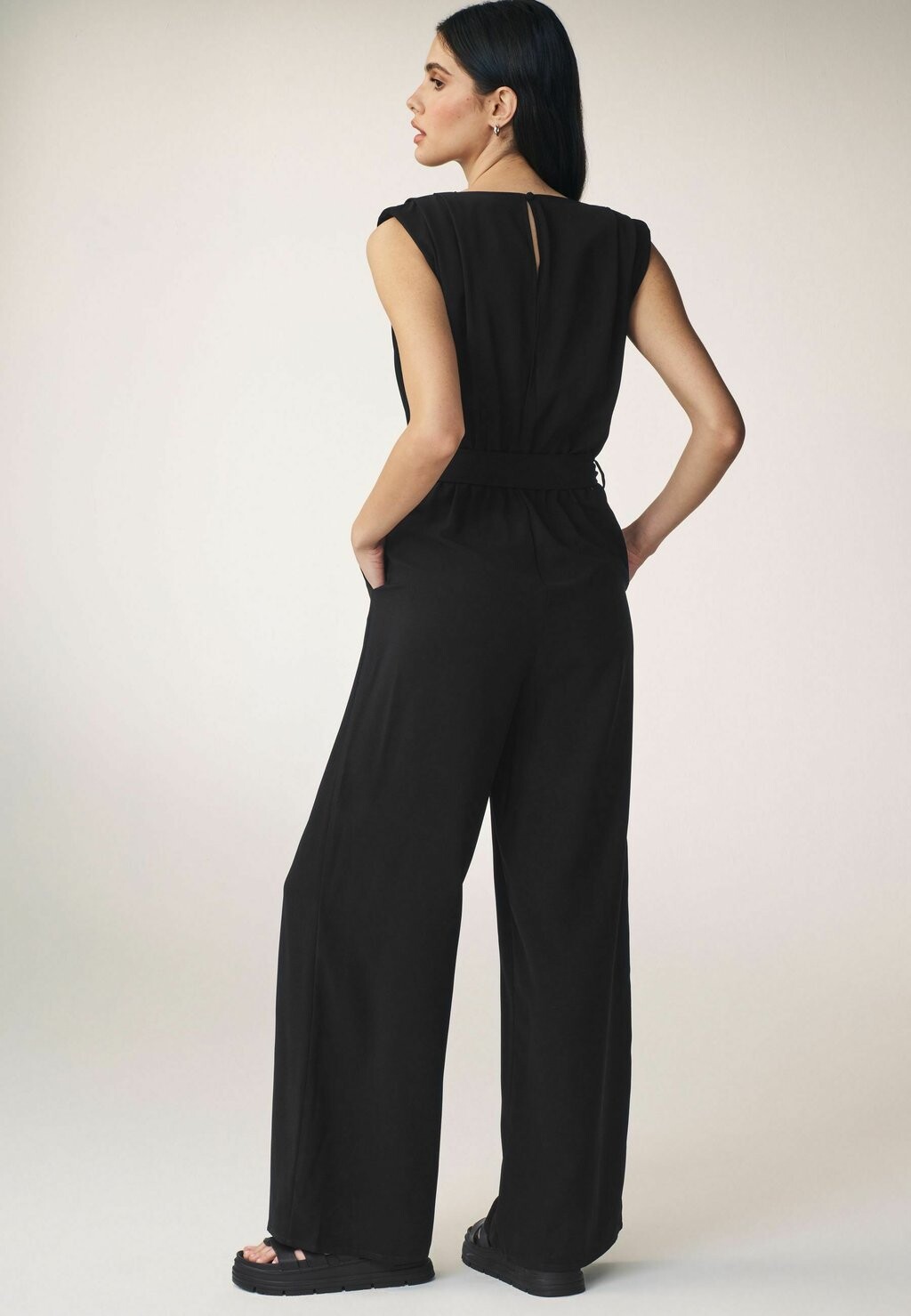 

REGULAR FIT Cowl Neck Tall Next, Комбинезон черный