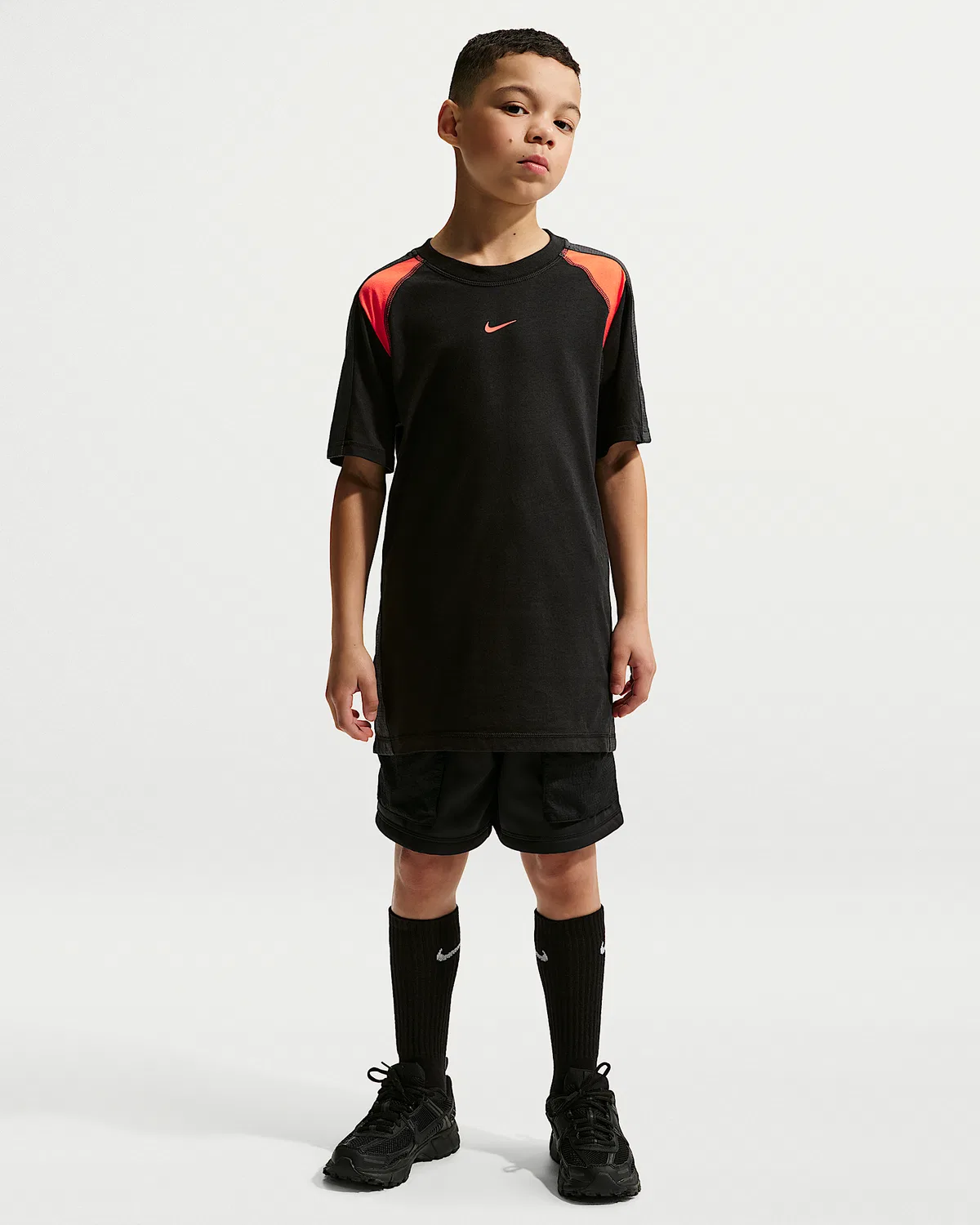 Детская футболка Nike Sportswear City Utility с коротким рукавом, Black/Anthracite/Turf Orange/Turf Orange — фото 4