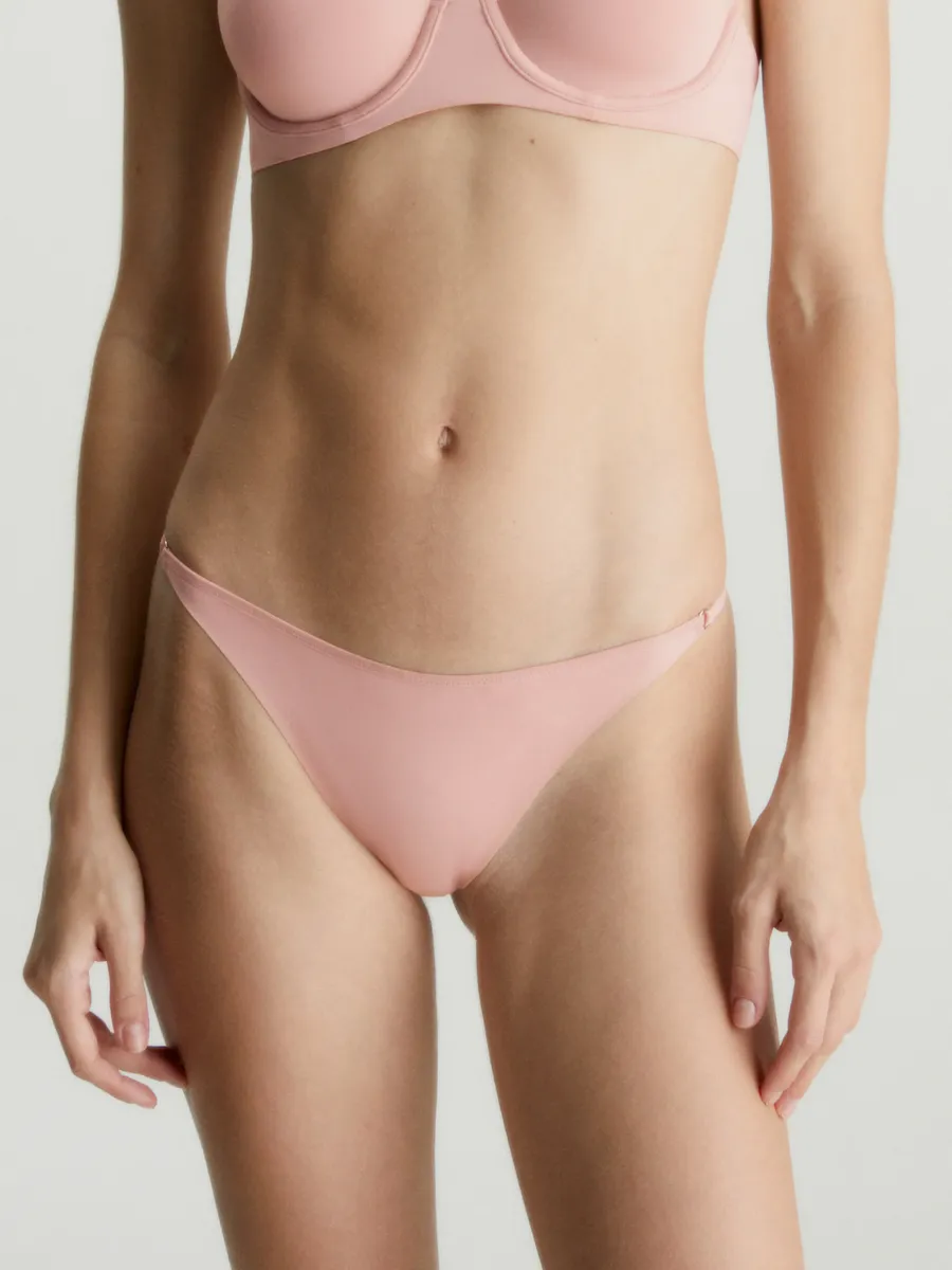 

Трусики Calvin Klein Underwear "THONG", с декоративным кольцом золотистого цвета сбоку, цвет Subdued