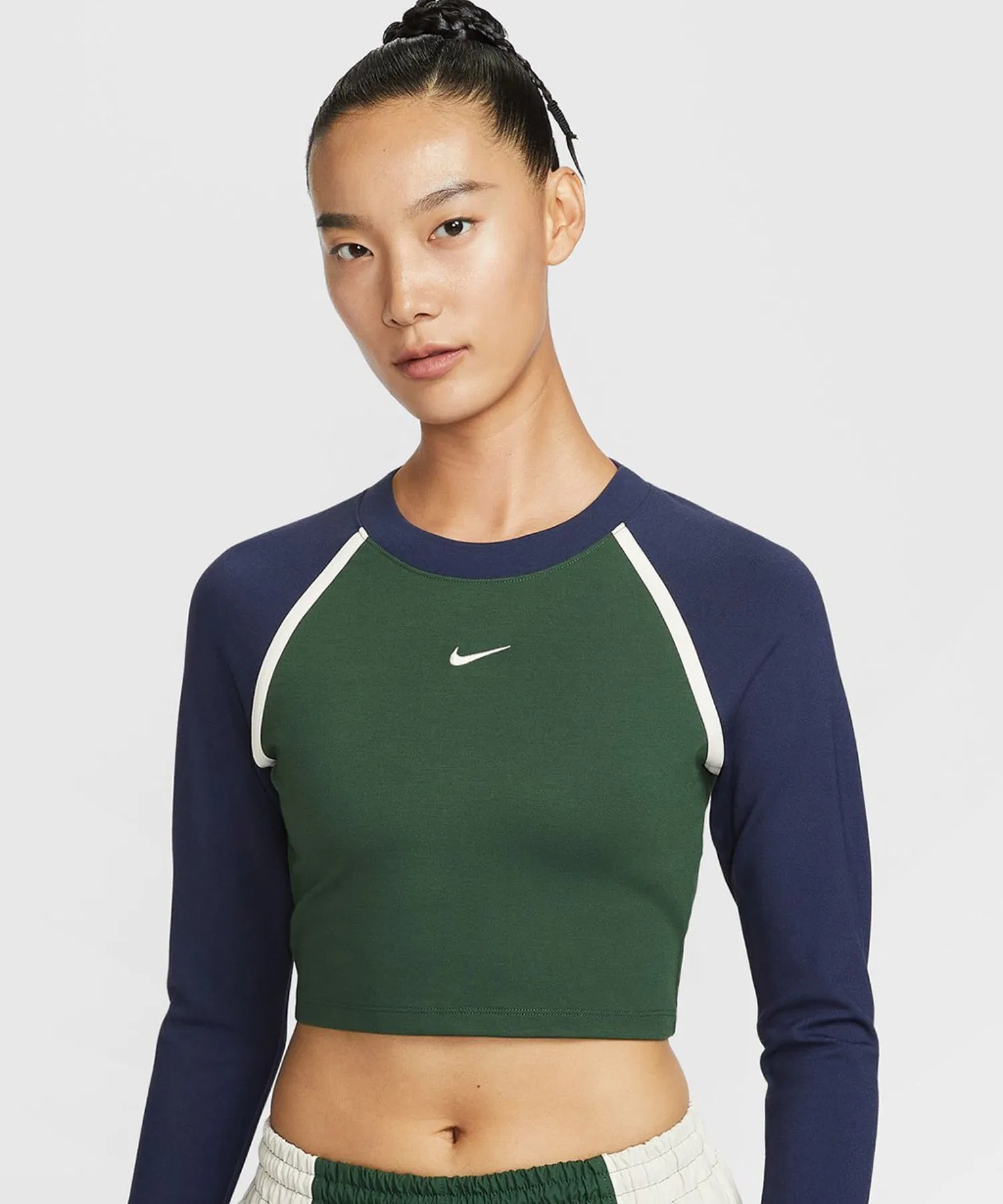 Женская футболка NIKE AS W NSW STREET BODY BOLD C укороченная чёрная — фото 2