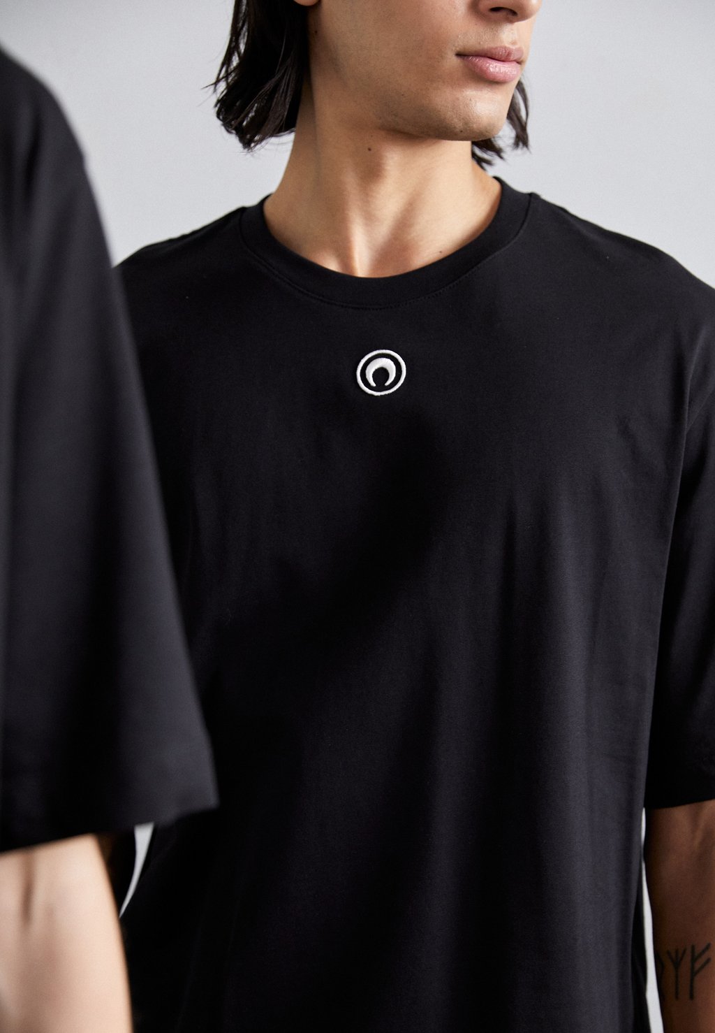 

Базовая футболка MOON LOGO LOOSE FIT UNISEX MARINE SERRE, черный