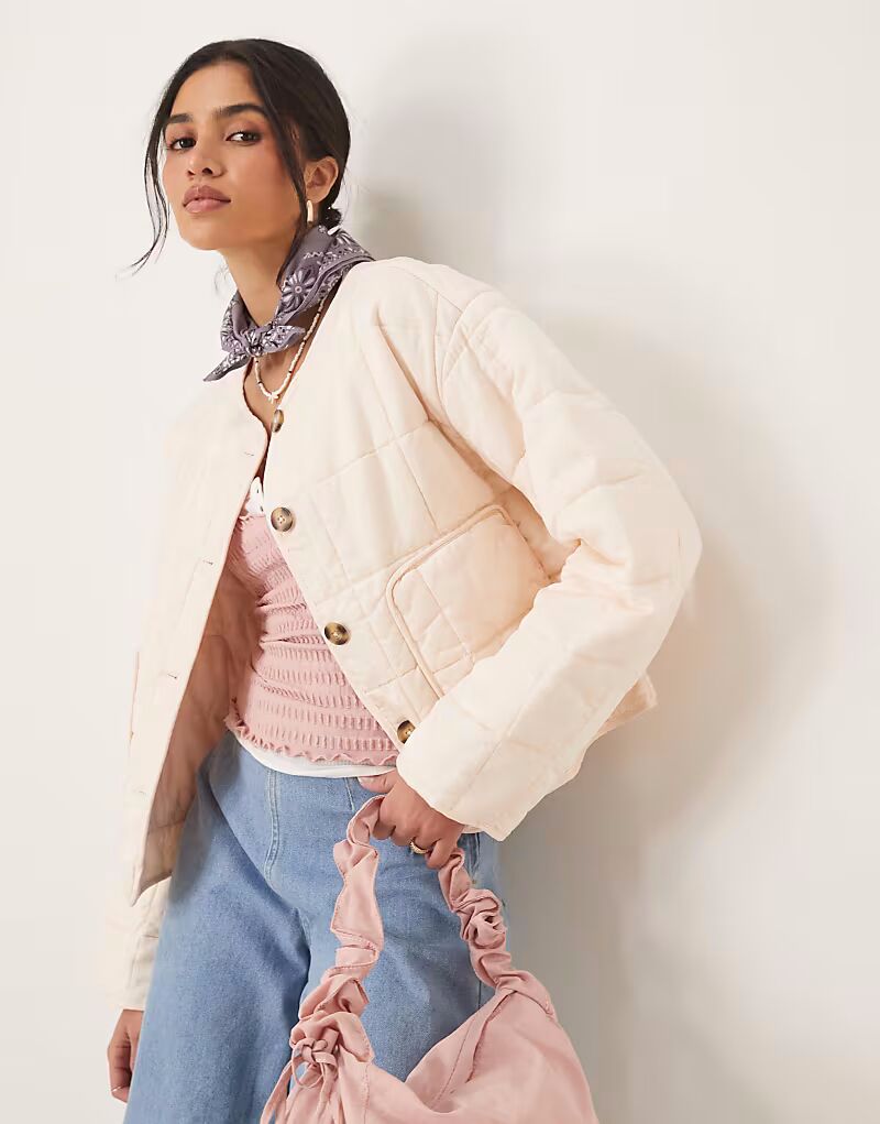 

Короткая стеганая куртка без воротника ASOS DESIGN кремового цвета