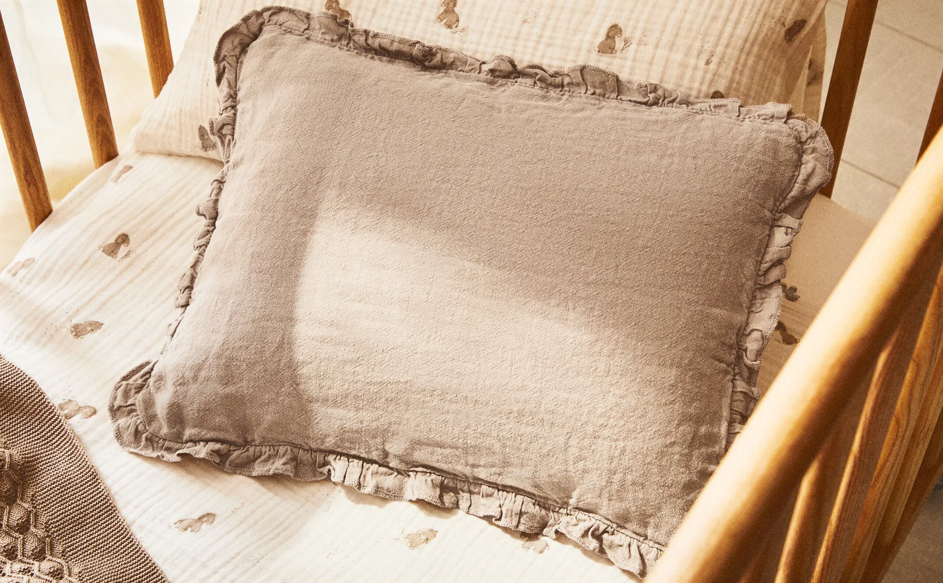 

Чехол на подушку из стираного льна Zara Home, цвет Mauve