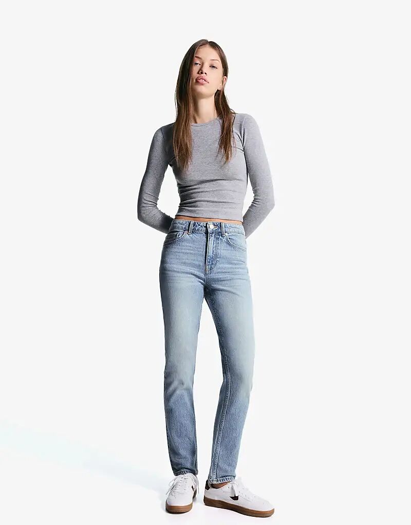 

Комфортные джинсы Bershka mom с высокой талией, средне-синего цвета