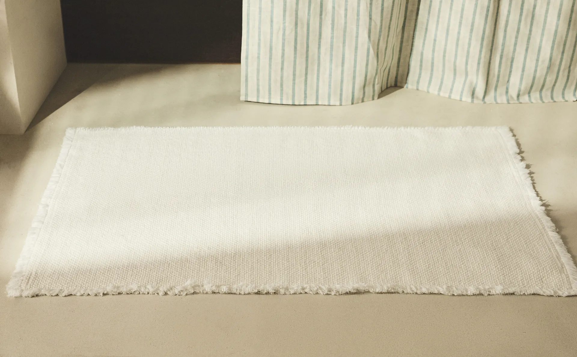 

Нескользящий фактурный коврик Zara Home, цвет Oyster White