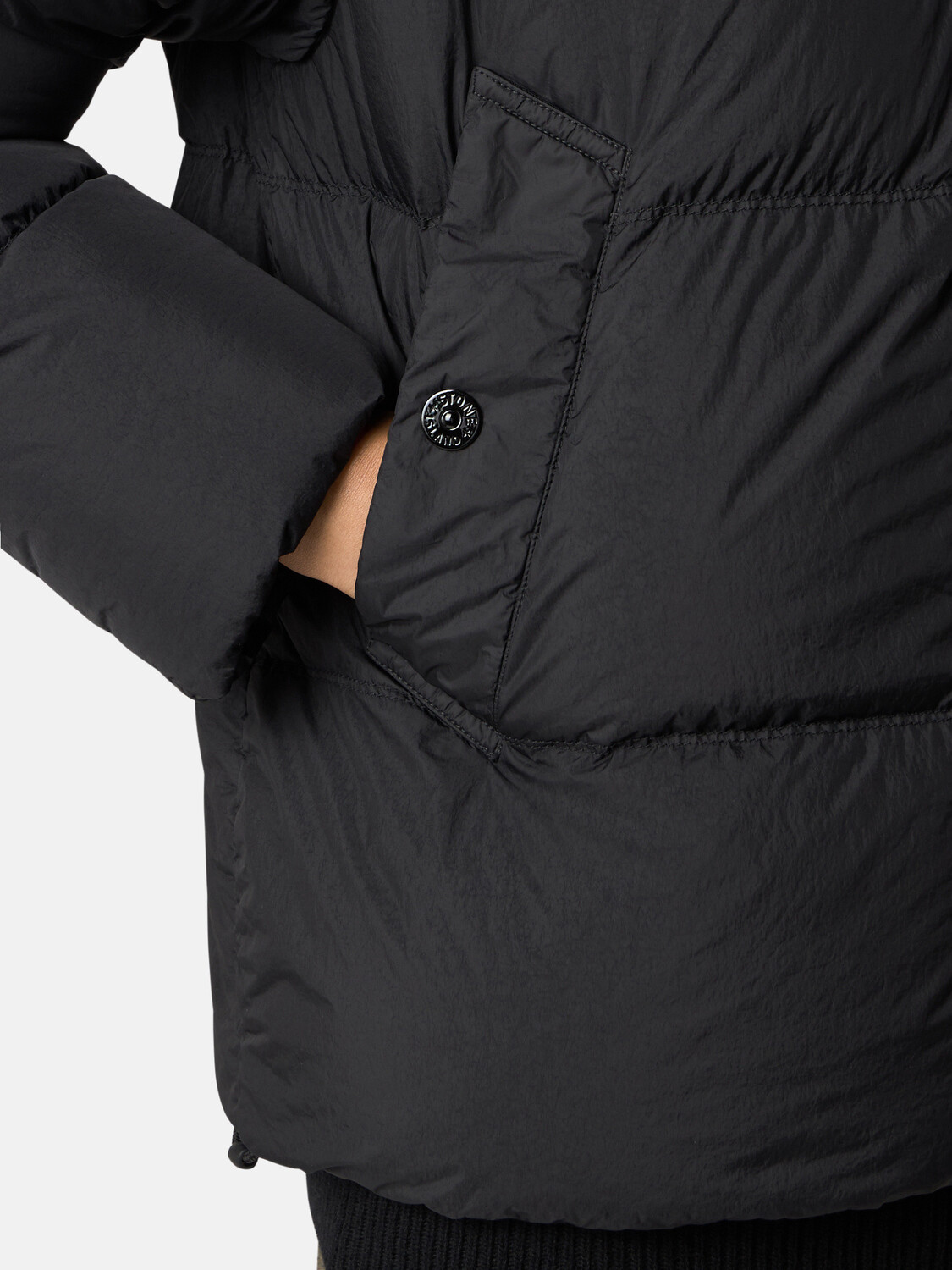 Пуховик с защитой от ветра Stone Island 4100010 CRINKLE REPS NY, RECYCLED NYLON, черный — фото 4