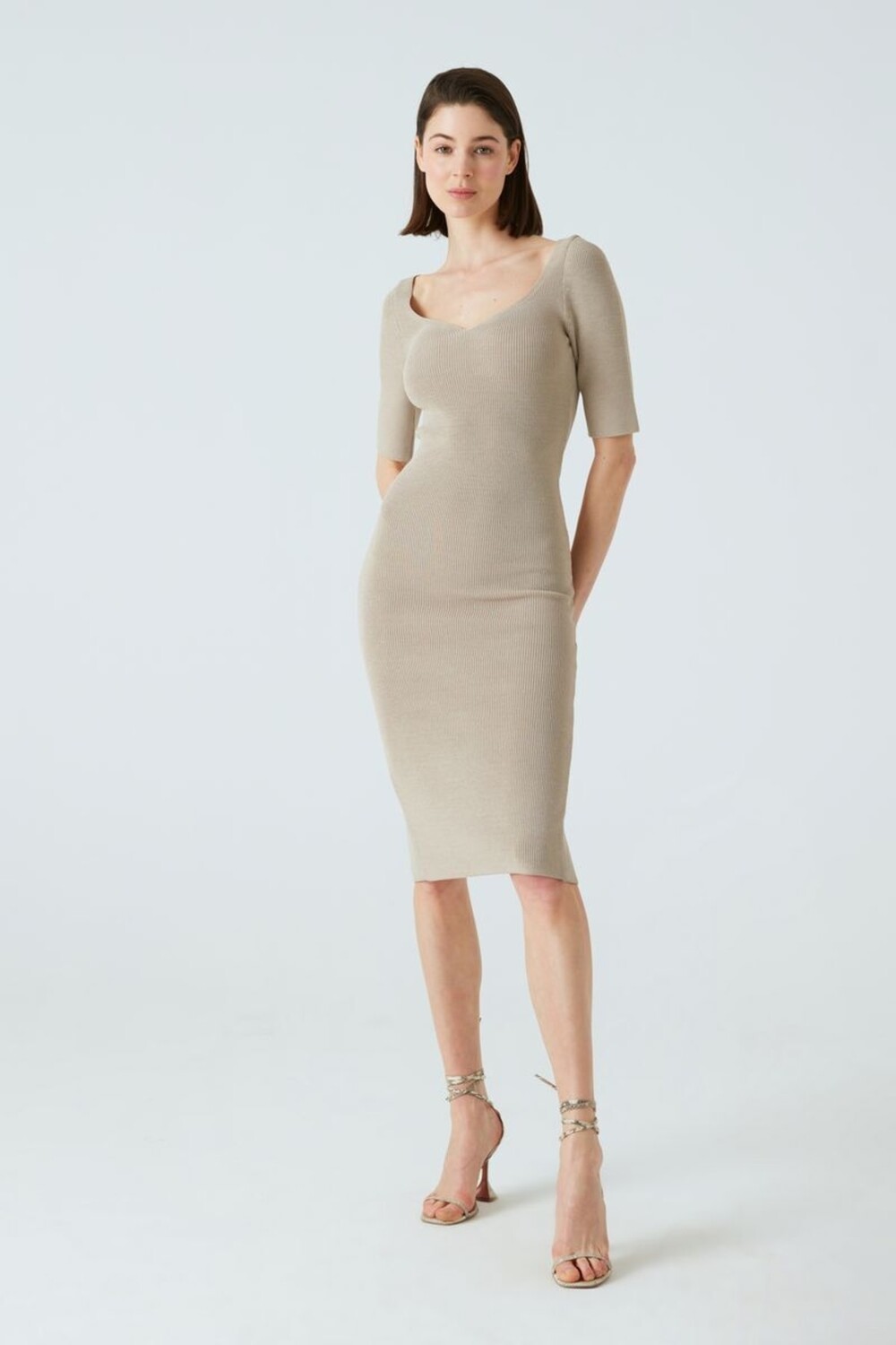 

Бежевое трикотажное платье длины миди с разрезом до половины рукава и детальной отделкой JOIN US, бежевый