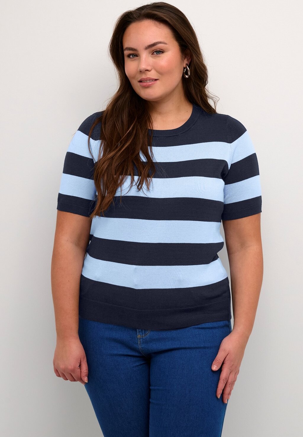 

Футболка с принтом MAJI SHORT SLEEVES Kaffe Curve, цвет navy windsurfer bold stripe
