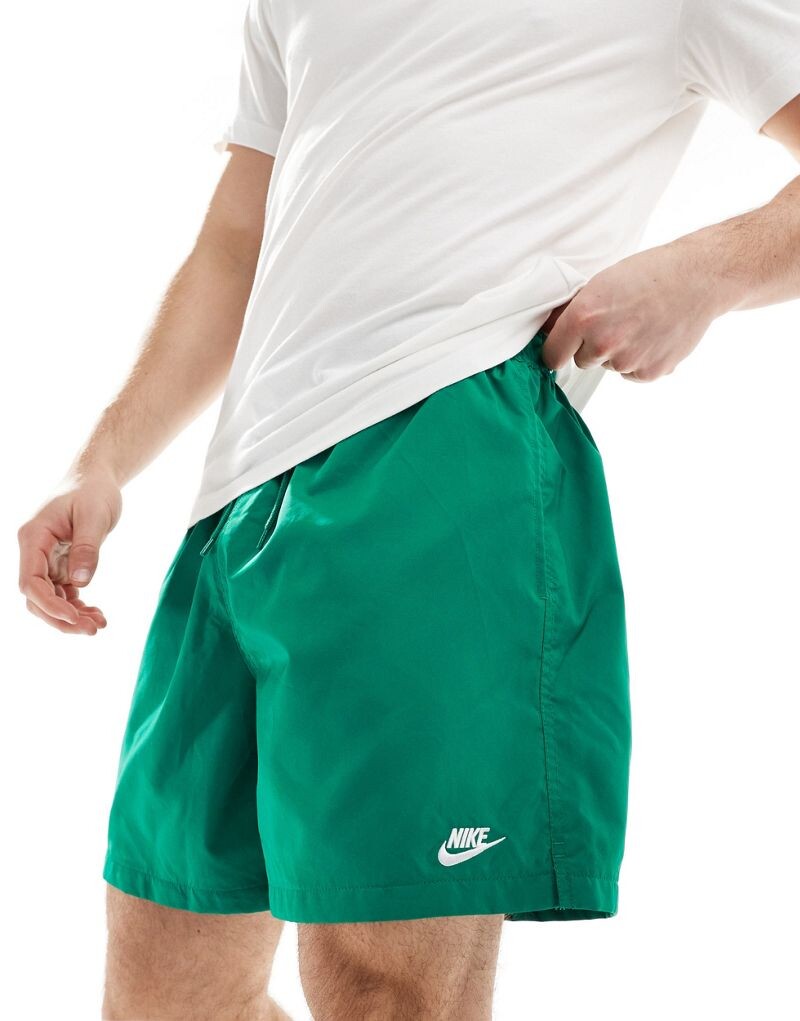 

Зеленые тканые шорты Nike Club