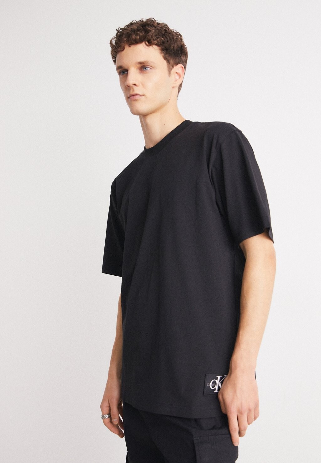

Базовая футболка Badge Relaxed Tee Calvin Klein, черная