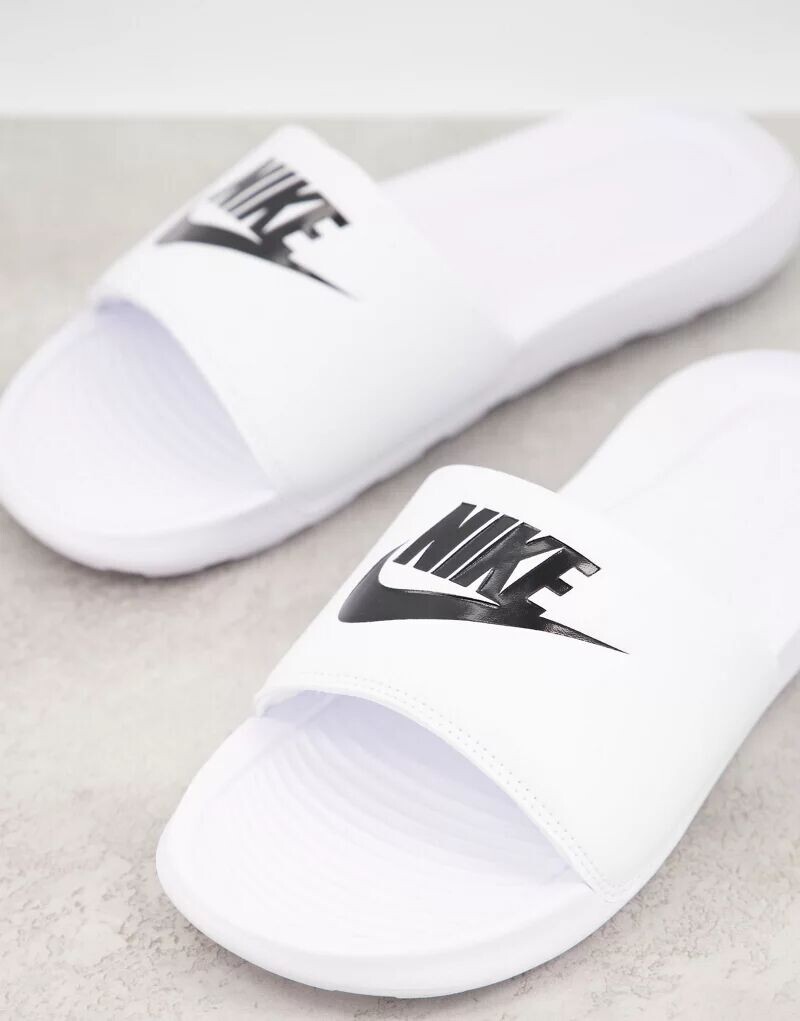 

Белые сандалии Nike Victori One