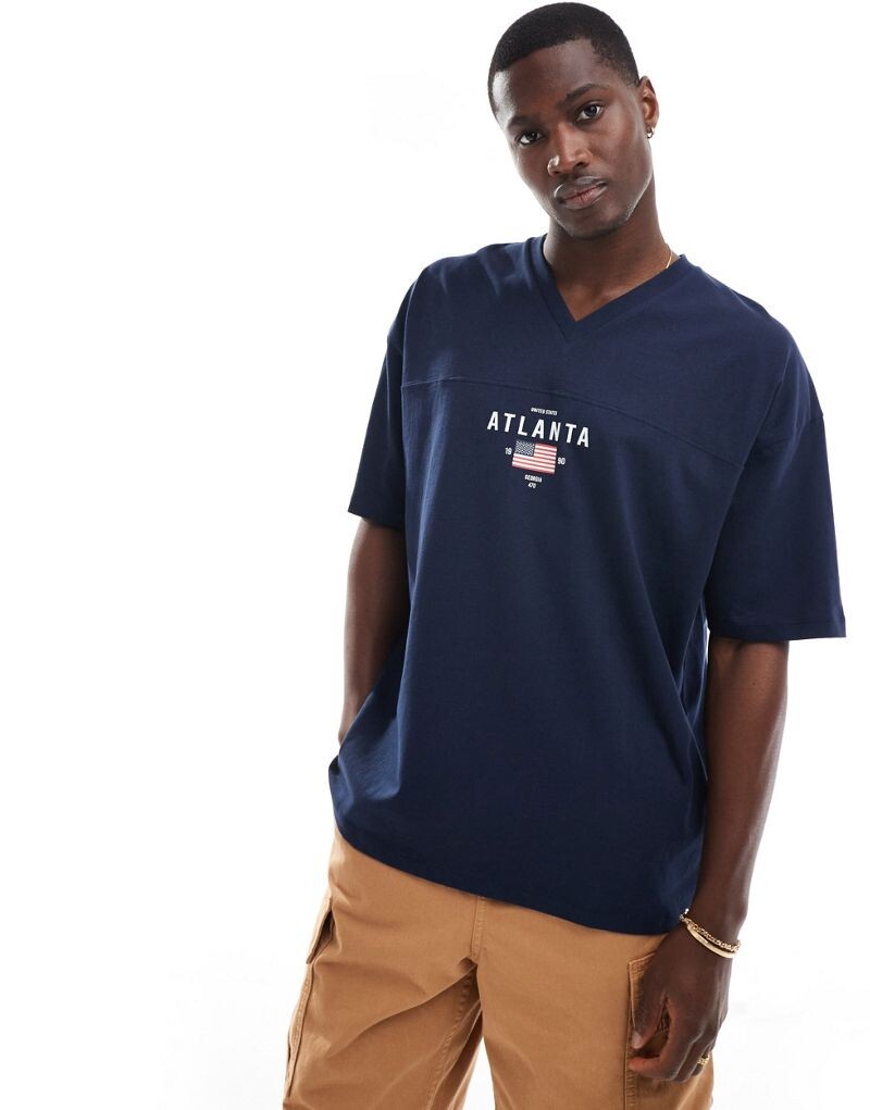 

Темно-синяя оверсайз-футболка с городским принтом и V-образным вырезом ASOS DESIGN