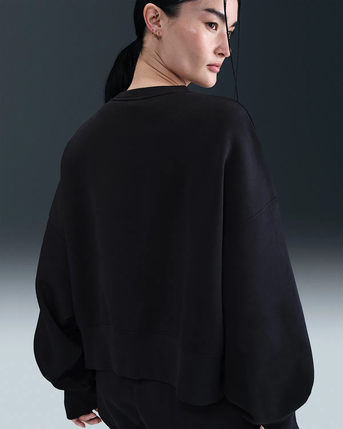 Женский оверсайз свитшот с круглым воротом NikeCourt Heritage Phoenix Fleece, Black/Anthracite — фото 2