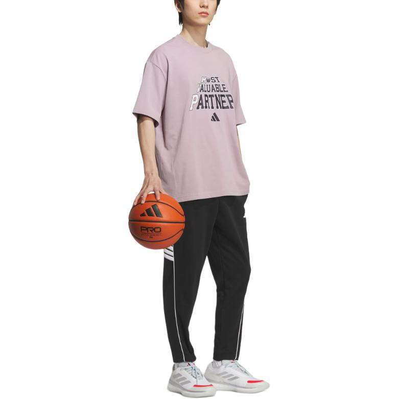 Футболка мужская basketball ss25 slogan t shirt Adidas, мягкий фиолетовый — фото 4