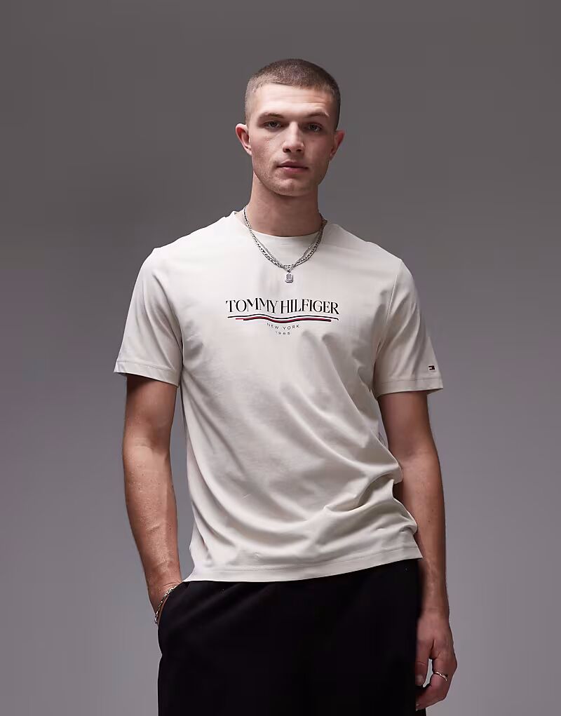 

Футболка Tommy Hilfiger с большим центральным логотипом, цвет: белый