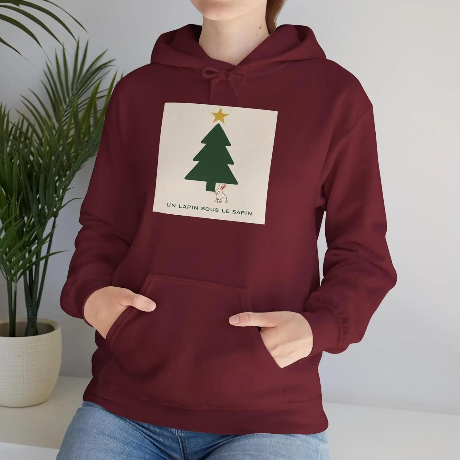 Худи Un Lapin sous le Sapin (Зайчик под елкой) на рождественскую тематику, минималистичный дизайн спинки с изображением елки и ягод, унисекс GENERIC, Garnet — фото 4
