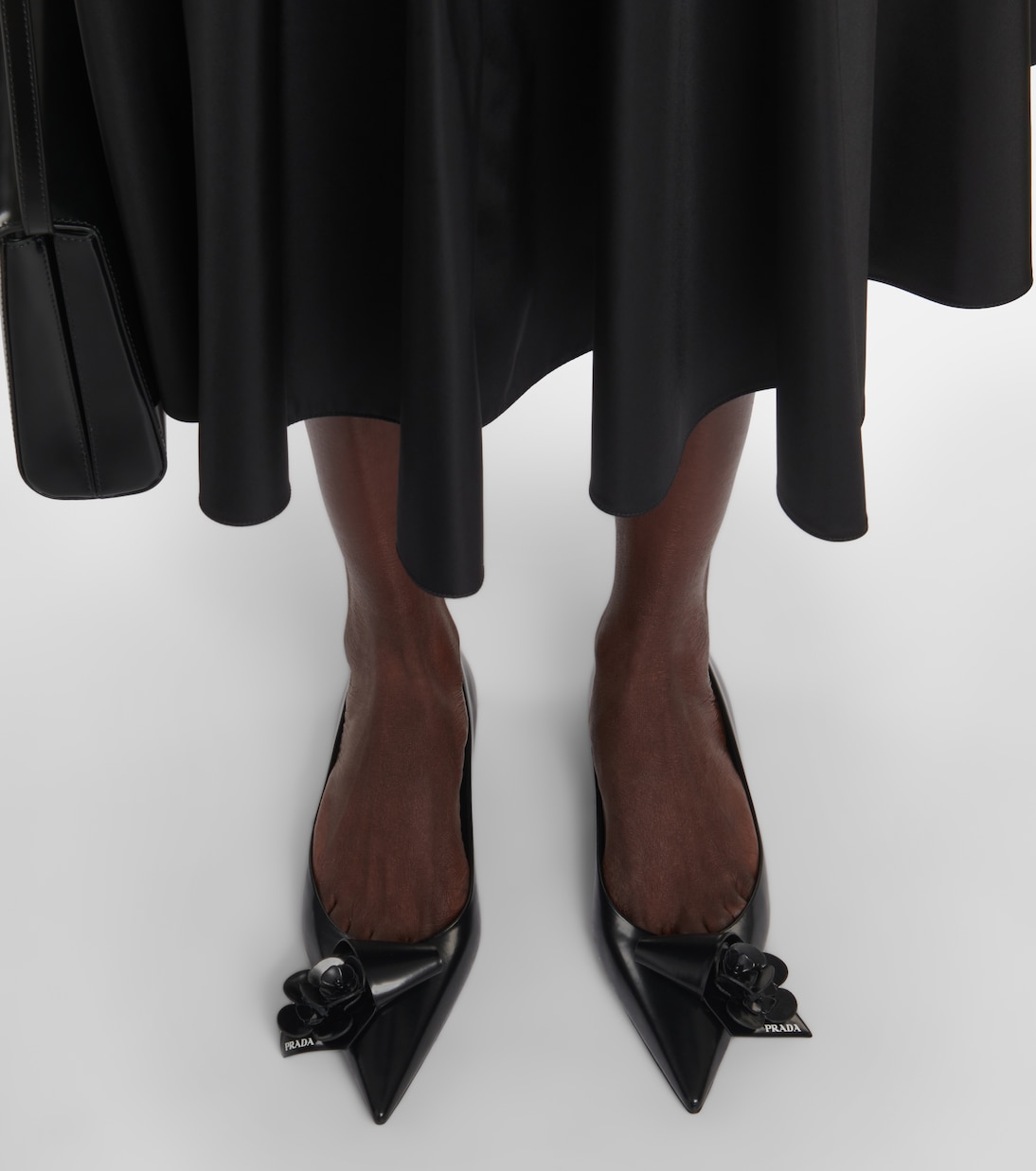 Балетки из кожи с цветочными аппликациями Prada, черный — фото 4