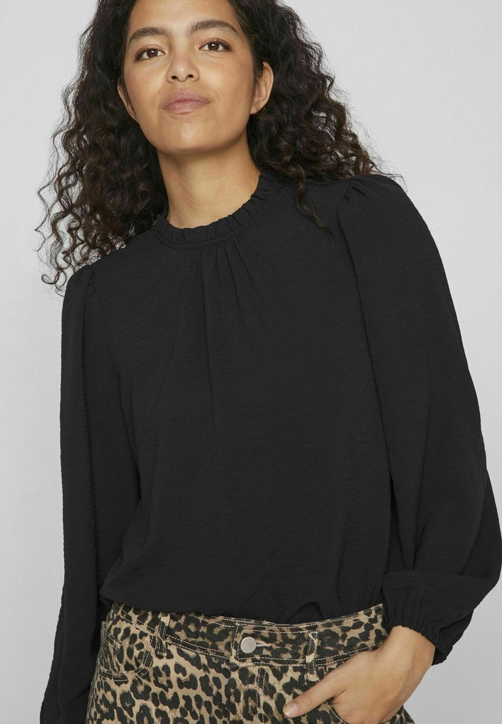 

Блуза MIT LANGEN ÄRMELN HIGH NECK VILA, черный